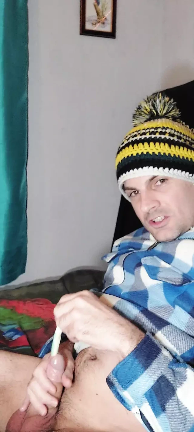 Diş fırçasıyla sik deliğini nasıl becerebilirsin!