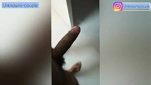 Hintli üvey kız kardeş ve üvey erkek kardeş kanepede edepsizce konuşuyor ve seks yapıyor