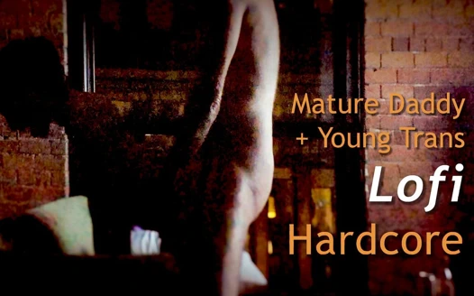 Olgun baba ve genç trans kız lofi sert sikişiyor