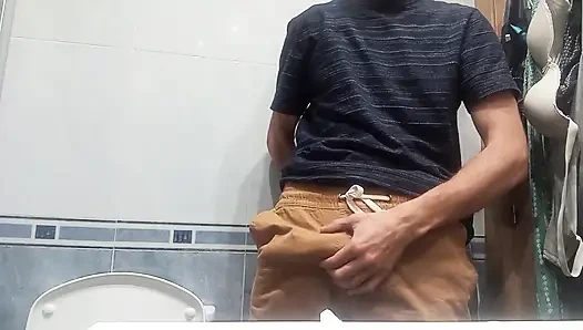 Pantolonunda çok şişman büyük yaraklı adam, havada 5 jet spermle boşaltıyor