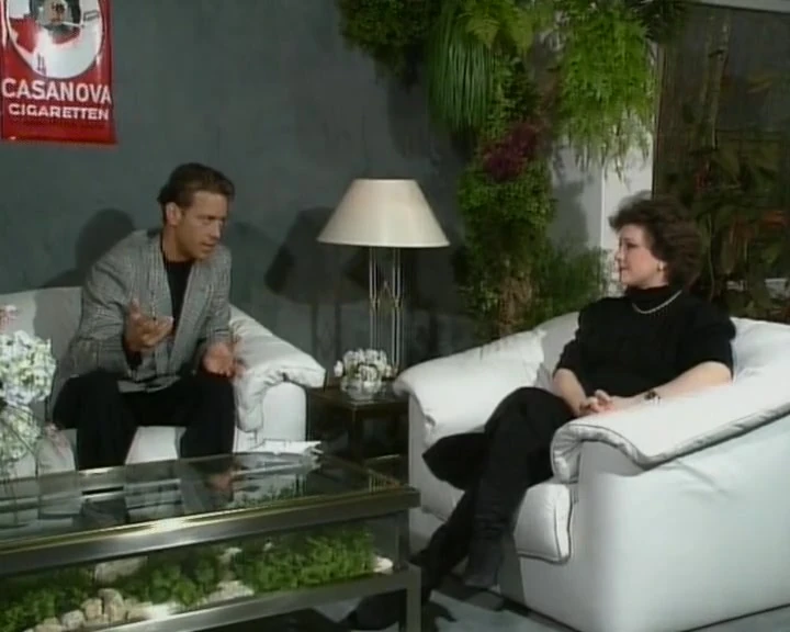 Một siêu busty người Đức brunette được cô ấy người ngu ngốc hammered ngoài trời