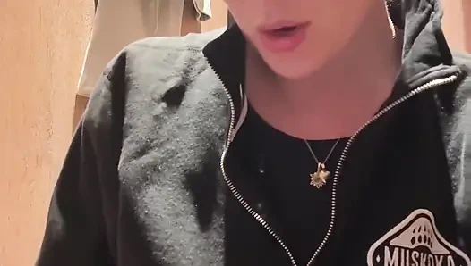 Soyunma odasındayken sert boşalıyor!! Yakalanmamayı umut ediyorum!