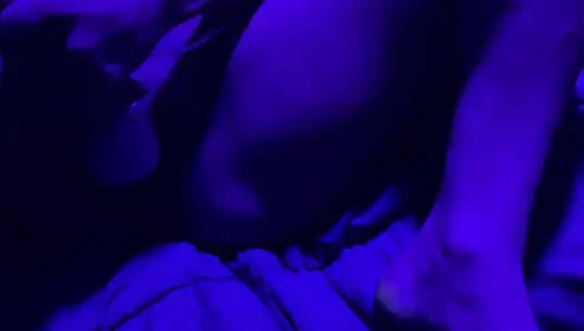 Zoey Mangan çok azdırıyor, bu yüzden büyük yarakla sert sikiliyor