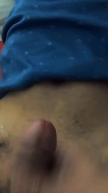 Знаковый момент из "новый сводный брат прибыл!! Сводная сестра с дрочкой контролирует ее член и количество, которое она кончает"