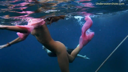 Havuzda Monica ve denizde kızlar