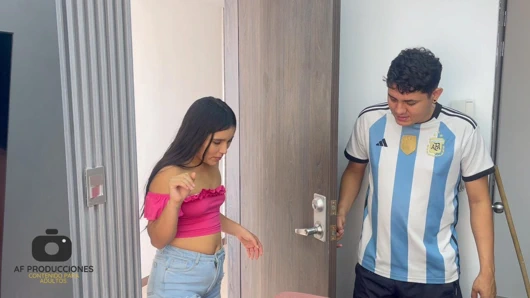 Sadakatsiz komşu, onu sert sikip götüne boşalmam için bir bahane olarak onu beklememi istiyor.