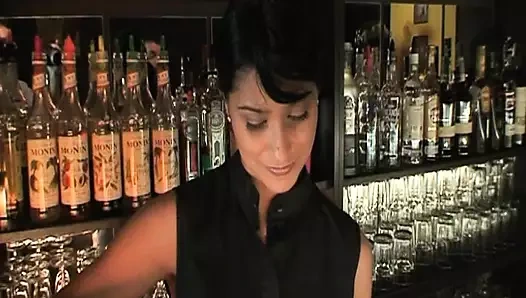 Koyu saçlı genç kız barda yaşlı bir yarağı emiyor ve biniyor