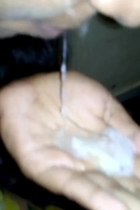 Aşırı Hintli gırtlağına kadar alıyor ve sonra ağzına boşalıyor