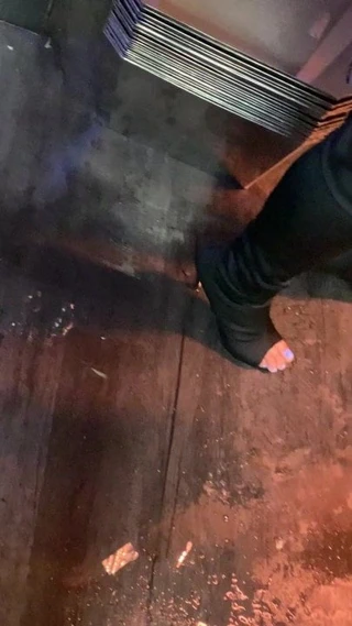 Ayak fetişi seksi uzun mavi kulüp ayak parmakları 2