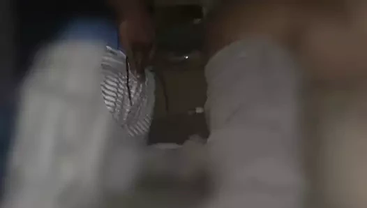 Herkes uzanırken kanepede sinsi seks yapmak. sadece hayranlarıma abone ol ücretsiz.