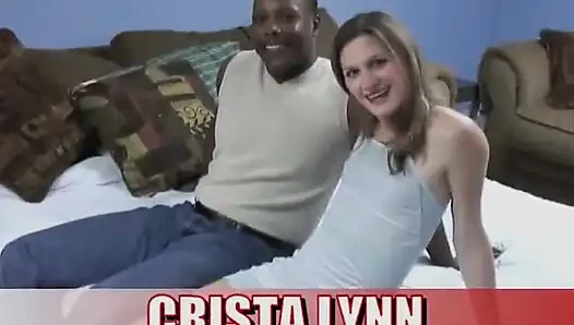 Siyah adam beyaz kızın bacaklarını açıp onu yatakta siyah yarakla dolduruyor