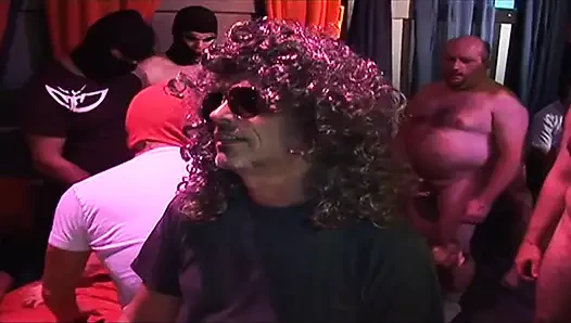 Olgun sarışın yoğun anal esneme seansında ıslak