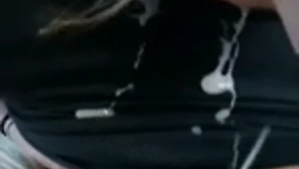 Giyinik göğüslere boşalma