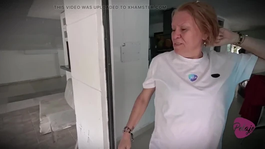 Üvey anne üvey kızını havuzda dildoyla oynarken yakaladı ve fışkırtana kadar ona mastürbasyon yaptı.