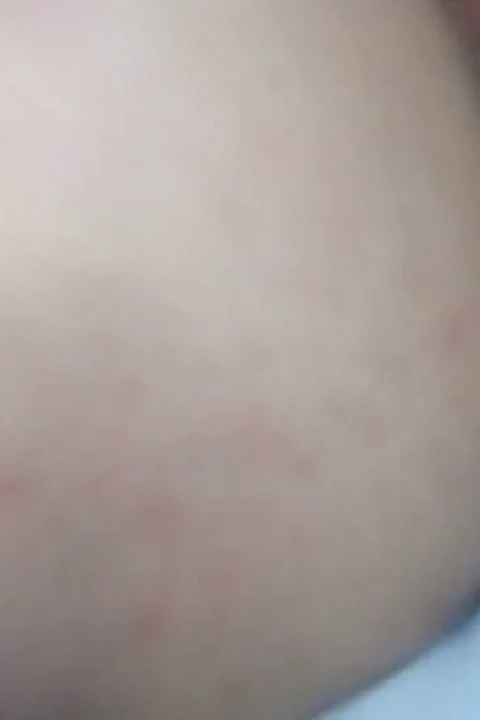 Aldatan evli kadın 69 yılında gavat kocasının arkadaşı tarafından sikiliyor