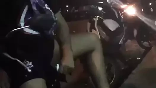 Manila'nın işlek sokağında kötü boşalması gerekiyordu