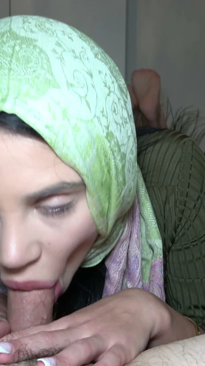 Tesettürlü Türk üvey kız kardeş ebeveynleri eve dönmeden önce seks istiyor | Klip 1