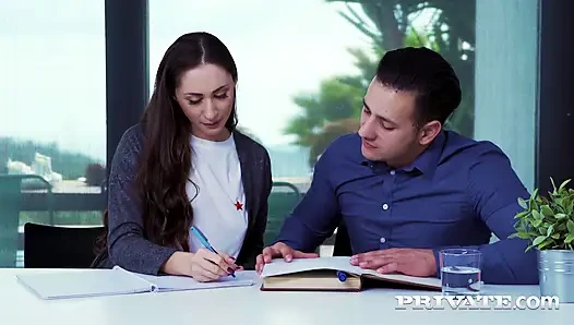 Aruna Aghora mutlu bir şekilde Fransızcadan anal sekse geçiyor