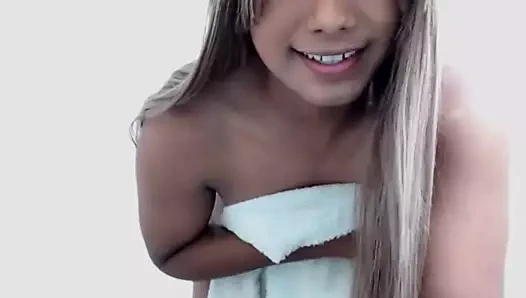 Güzel transeksüel gülümsemesi ve ateşli transeksüel boşalması