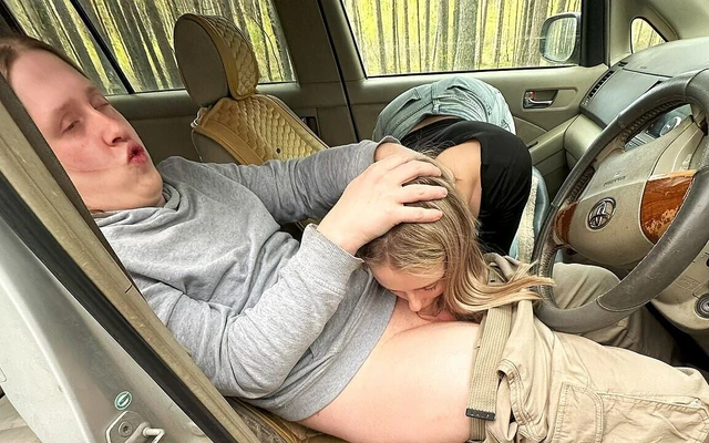 Пара трахается на обочине дороги в машине