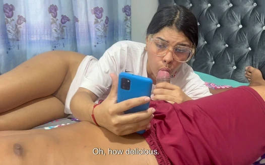 Üvey kız kardeşim porno izlerken azıyor ve sağana kadar beni gerçekten iyi sikiyor.