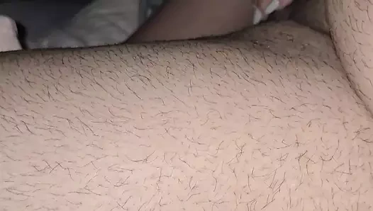 Üvey anne yatakta çıplak otururken ve televizyonda salyalarını sallarken üvey oğlunun yarağıyla mastürbasyon yapıyor