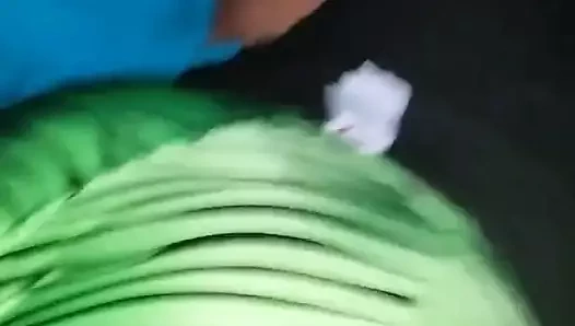 Se viene encima de las nalgas de la gordita
