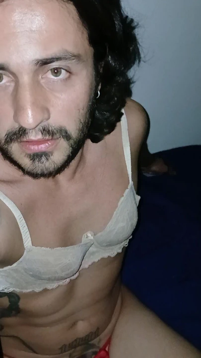 Kırmızı tangalar ve sutyen nasıl görünüyor?