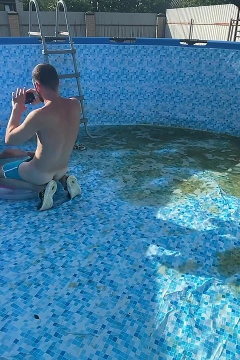 Evin başkanı yeni havuz çocuğunu orada sikiyor