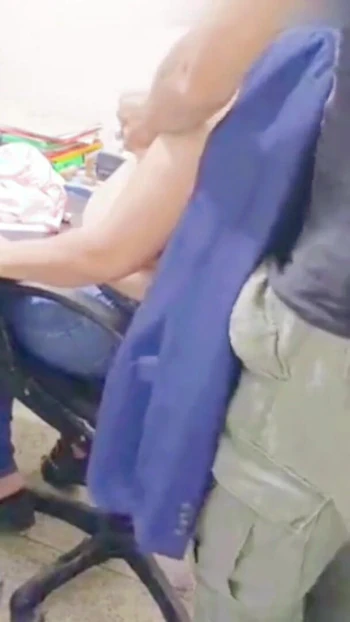 Обязательный для просмотра момент из "Я, наконец, получил мою коллегу, чтобы трахнуть меня в моем офисе, часть 2"