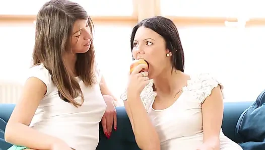 Tatlı esmer kızlar birden fazla pozisyonda birbirlerinin tadını çıkarıyor