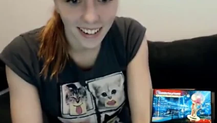 Sevimli kız vidya oynarken oyuncak kullanır