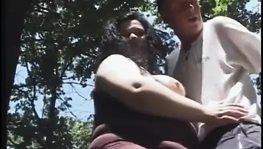 Büyük memeli olgun esmer açık havada sikişiyor