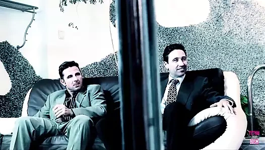 Sarışın ateşli kız bir grup adam tarafından sikiliyor ve arkadaşı katılıyor