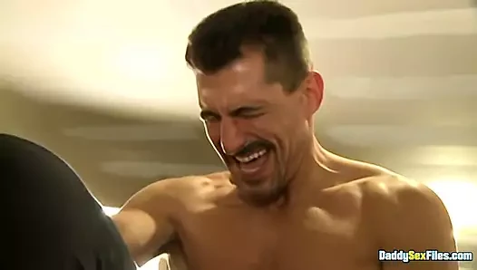 David ve Seth garajda gece geç saatlerde derin sikişiyor