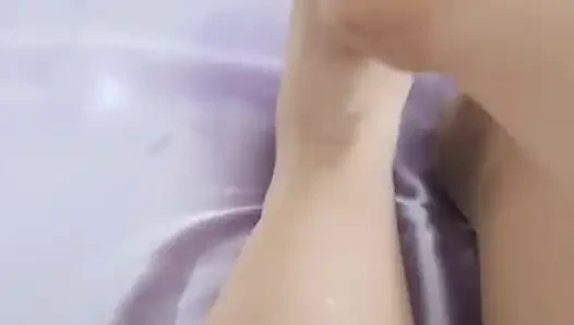 EL KREMI VE VÜCUT SÜTÜ ILE AYAK MASAJı