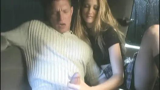 Sarışın sürtük gırtlağına kadar seviyor