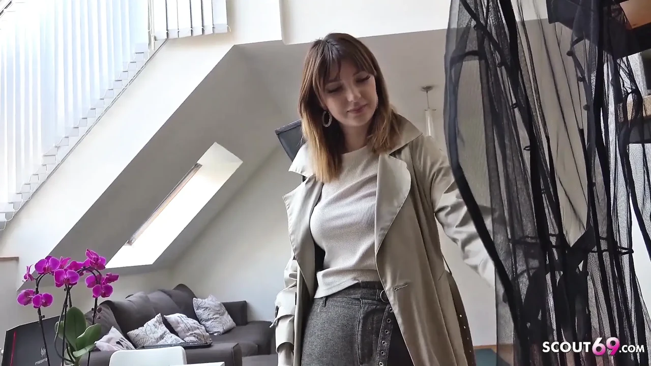 Sarkık memeli genç Kristin sokakta oyuncu seçmelerinde sert anal seks yapıyor