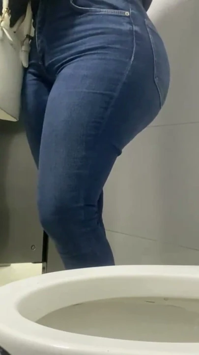 Seksi kız alışveriş merkezindeki umumi tuvalette yakalanıyor | Klip 3