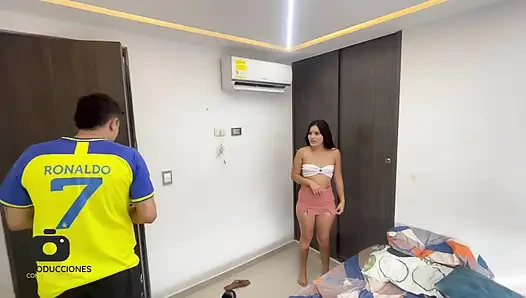 Erkek arkadaşı yokken üvey kız kardeşime lezzetli bir sikiş yaşatıyorum