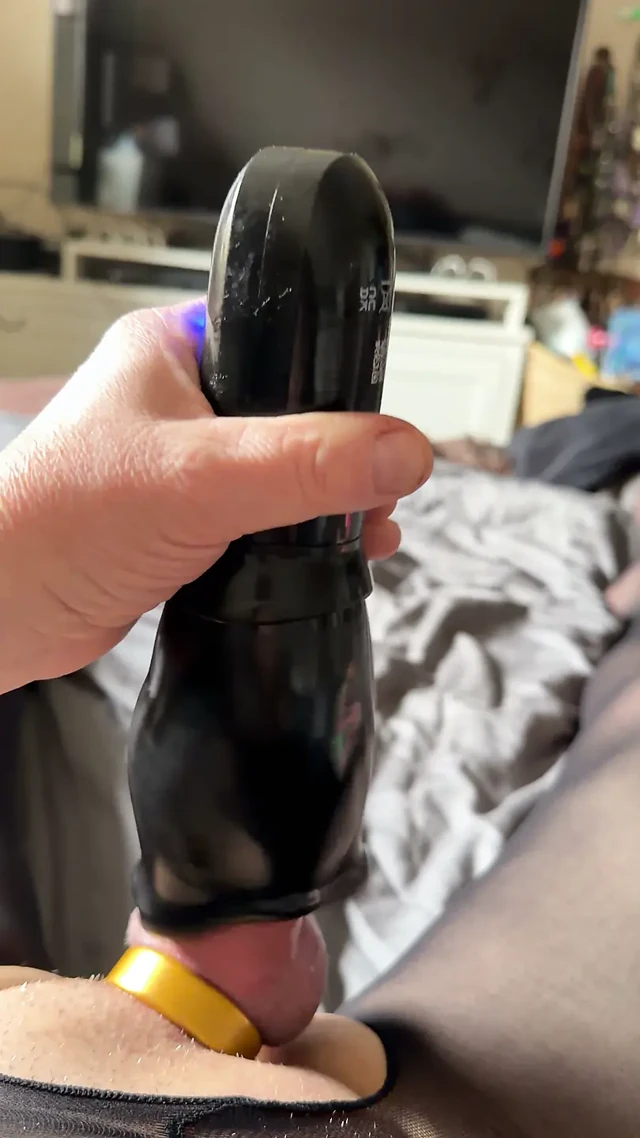 Tam vücut naylon kostümümle, penis halkası ve penis amıyla