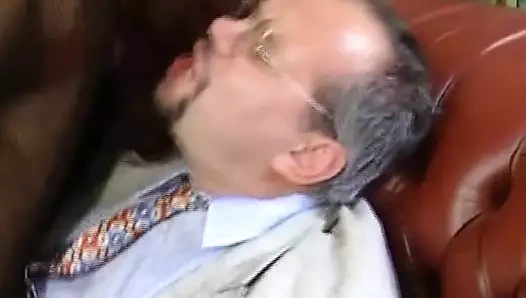 Almanya'dan tombul kızıl saçlı bir bayan aynı anda iki sert yarağın tadını çıkarıyor