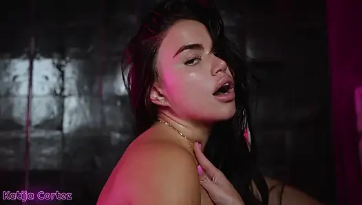 Ateşli playboy model ateşli vücudunu yağlıyor