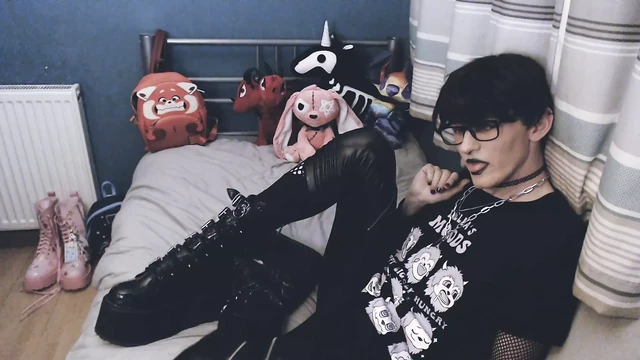 Дрочка в сапогах дрочит