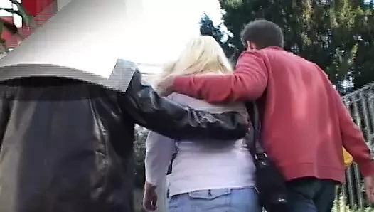 Busty Alman sarışın gets becerdin tarafından iki sert musluklar