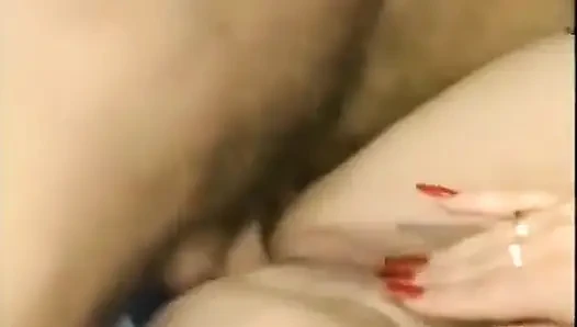Bir fahişe götünü aç bir adama yakalıyor.