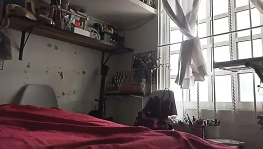 Tombul üvey annemin odasından ayrıldım