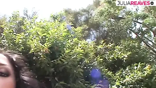 Şımartılmış kaltak babasının villasında sikişiyor