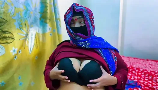 Arap otel iri güzel hizmetçi Suudi Arabistan'da azgındı ve büyük götünü ve büyük göğüslerini görüyorum ve mastürbasyona başlıyorum
