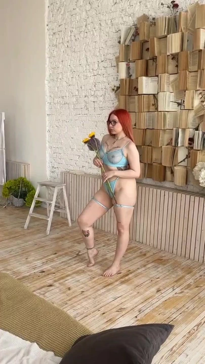 Denise Levi'nin sahne arkası fotoğraf çekimi videosu